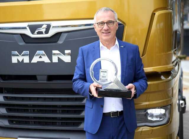 Bei einer virtuellen Verleihung nimmt MAN-CEO Andreas Tostmann den begehrten Preis entgegen.