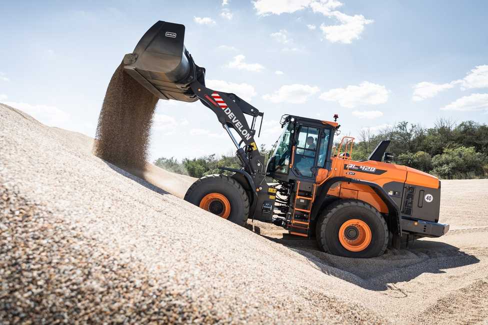 Develon Baumaschinen auf der Steinexpo 2023 Bagger Radlader knickgelenkte Muldenkipper