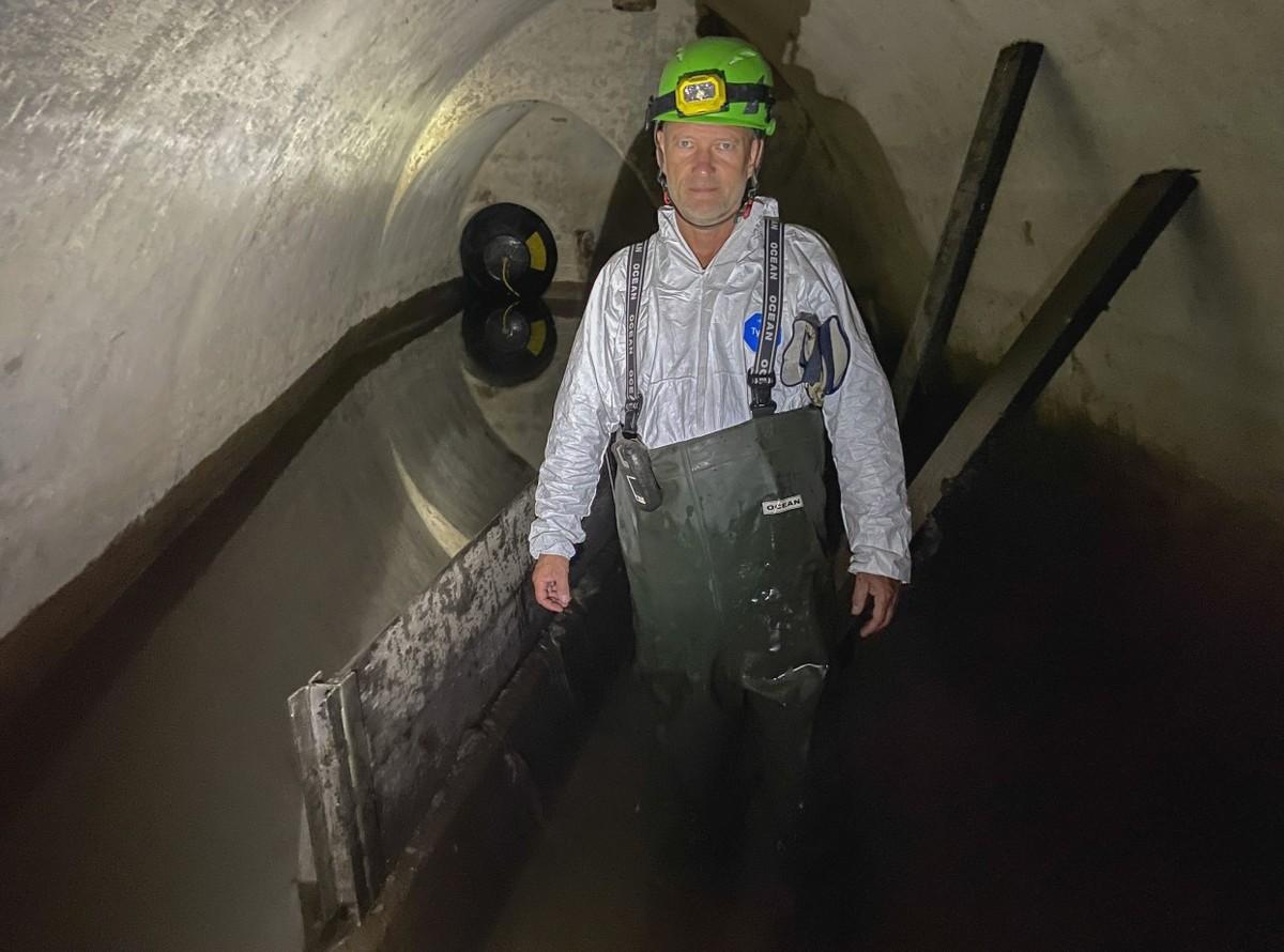 Teamleiter Thomas Würfel kurz nach dem Brückeneinsturz beim Einsatz im Regenüberlaufbauwerk unter dem Neustädter Ende der Carolabrücke | Foto: Peter Hilbert