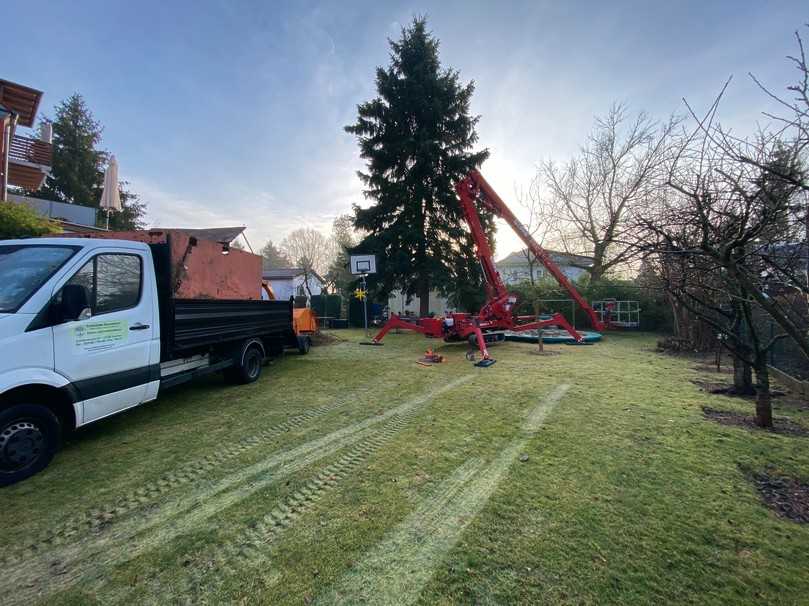 Wenn der Eichwalder Baumdienst anrückt, kommen Arbeitsbühne, Häcksler und Transportfahrzeug zum Einsatz. | Foto: Eichwalder Baumdienst