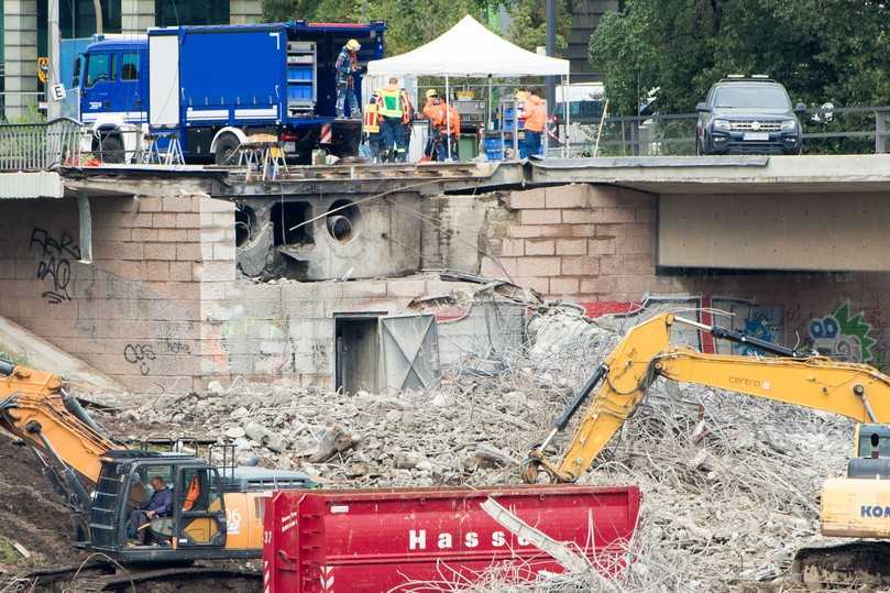 Kurz nach dem Einsturz begannen auf der rechtselbischen Seite die Abbrucharbeiten. | Foto: Peter Hilbert