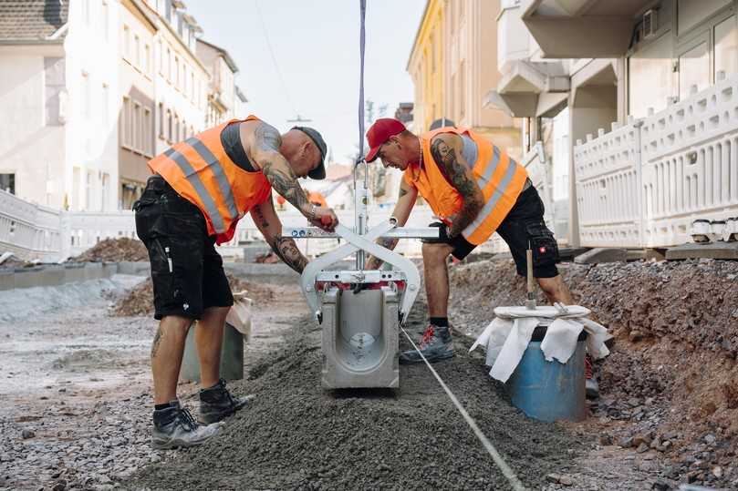 In den Drainfix Clean Rinnen – hier im Einbau – wird später Regenwasser gesammelt und gereinigt. | Foto: Hauraton