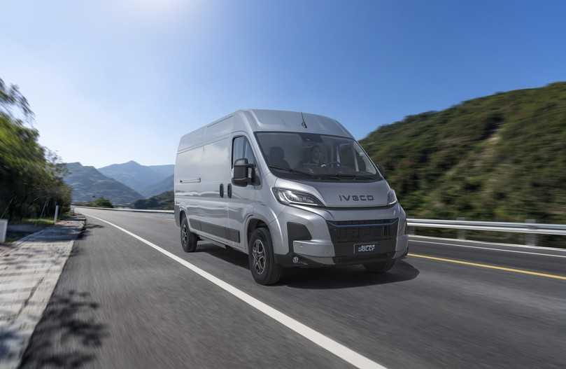 Der größere eSuperJolly für 3,5 bis 4,25 t Gesamtgewicht kommt mit einer Batterieladung (110 kWh) bis zu 420 km weit. | Foto: Iveco Der größere eSuperJolly für 3,5 bis 4,25 t Gesamtgewicht kommt mit einer Batterieladung (110 kWh) bis zu 420 km weit. | Foto: Iveco