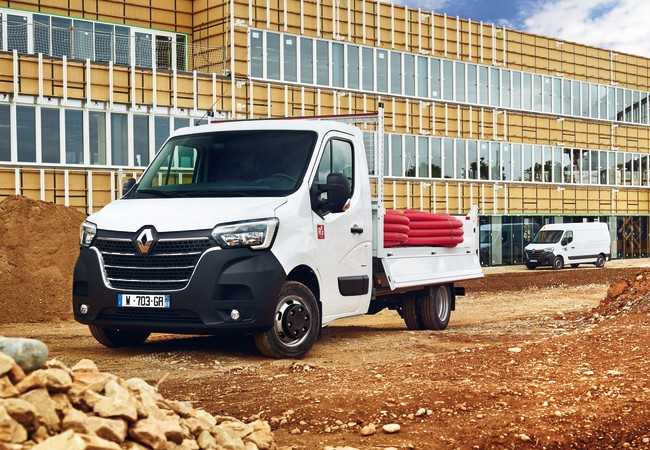 Renault kann seinen Master E-TECH mit über 200 km Reichweite als Pritschenfahrzeug liefert. Noch im Jahr 2022 soll der H2-TECH für 600 km folgen. | Foto: Renault