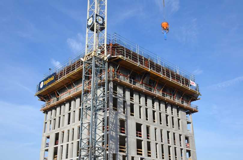 Für den Hotelneubau in Lörrach wurden die Ecklösungen der Kletterschalung so geplant, dass sich die Arbeiter auch in 63 Meter Höhe sicher bewegen können. | Foto: Paschal