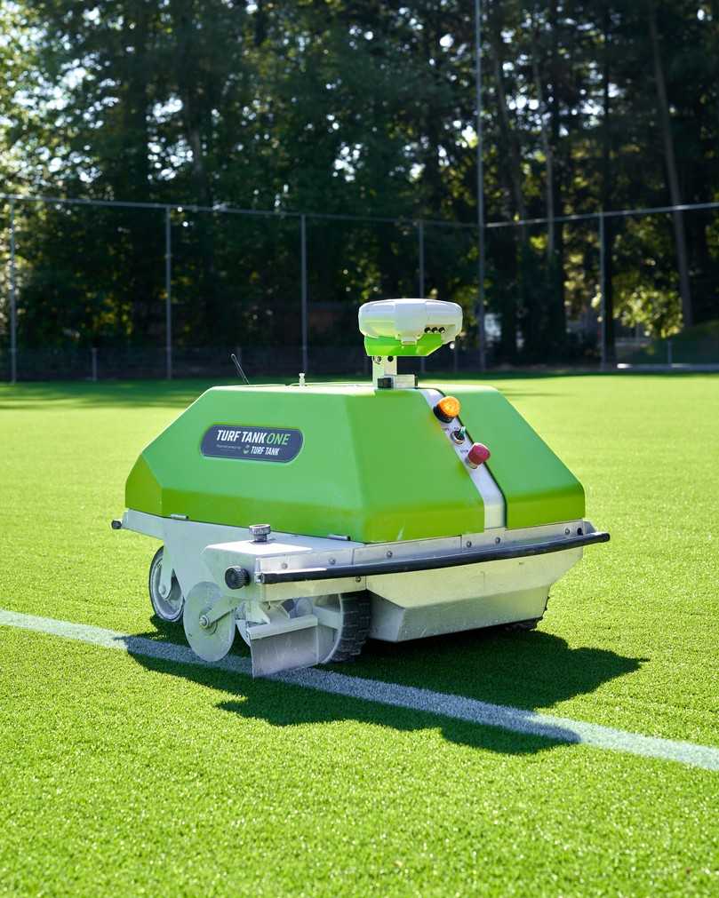 Während mit der konventionellen Methode zwei Menschen zwei Arbeitsstunden beschäftigt sind, dauert es mit dem Markierroboter für Sportplätze, dem Turf Tank One, nur 25 Minuten. | Foto: Turf Tank