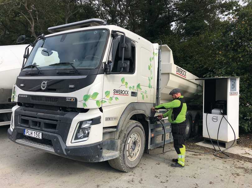 Jeden Abend geht’s zum „Auftanken“ an die Wechselstrom-Ladesäule. In 12 h sind die vier Akkus voll aufgeladen. | Foto: Volvo Trucks