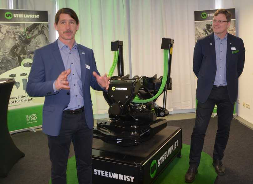 Mit den neuen XTR-Tiltrotatoren will Steelwrist seinen weltweiten Wettbewerbern noch stärker auf die Pelle rücken. Deutschland-Chef Joachim Schier (links) und Steelwrist-CEO Stefan Stockhaus sind zuversichtlich. | Foto: B_I MEDIEN/H. Stellmach