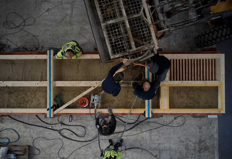 Kein aufwändiges Lehmstampfen: Die Holzstruktur wird mit Lehm vergossen und wie bei Beton mit Rüttlern verdichtet. | Foto: Thomas Straub