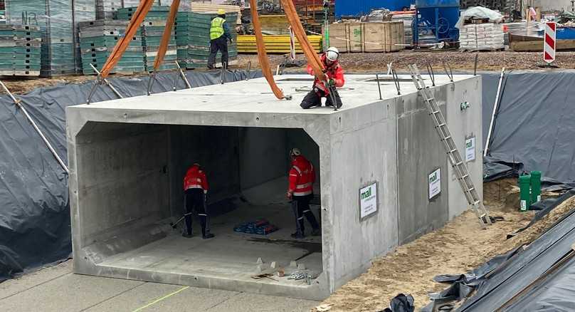 In Ergänzung der Fachbeiträge macht die Broschüre Schutzmaßnahmen anhand typischer Anwendungsbeispiele ganz konkret. Dieses Regenrückhaltebecken wird einen Pharmastandort vor Überflutung bewahren. | Foto: Mall GmbH