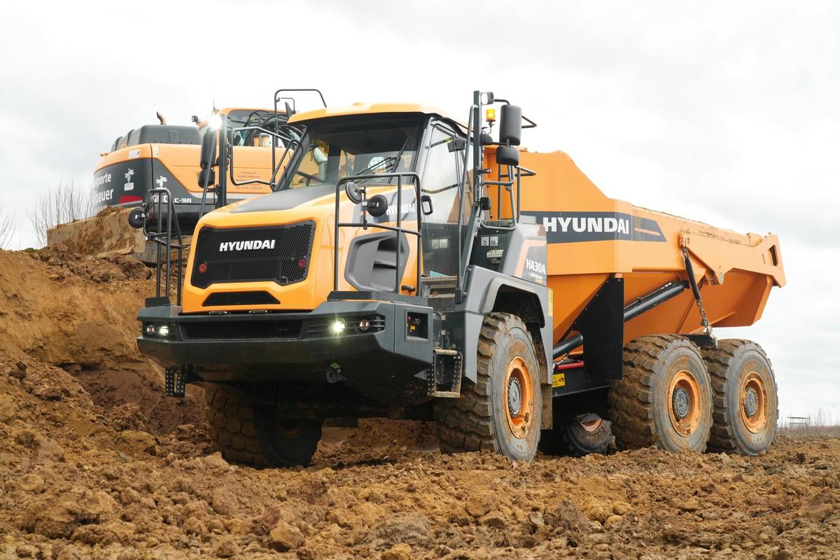 Nach der Eingliederung von Doosan Infracore in den Hyundai-Konzern 2021 fahren die Develon-Muldenkipper heute auch in Hyundai-Farben. | Foto: HD Hyundai