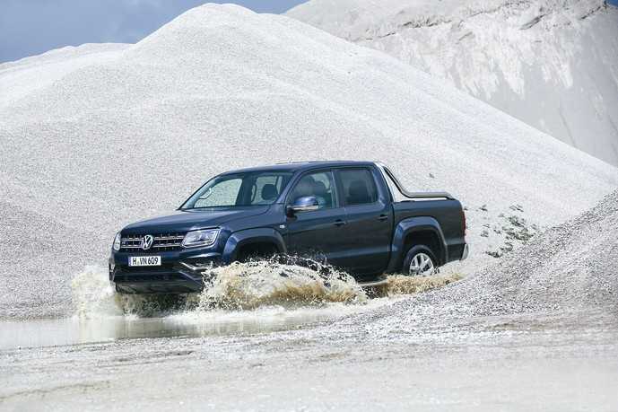 Im Gelände fällt bei diesem Pickup auf: Dem VW Amarok fehlt ein Untersetzungsgetriebe, das elektronische Blockieren durchdrehender Räder funktioniert aber gut. | Foto: Volkswagen