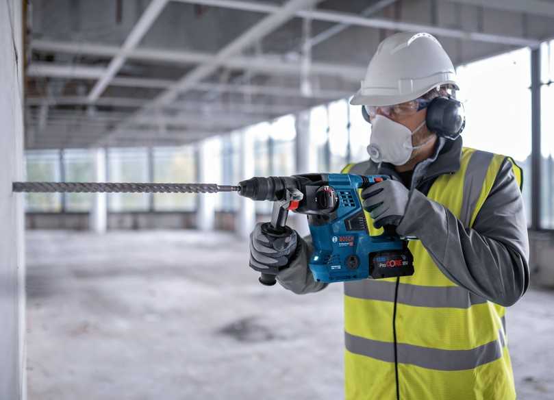 Der Akku-Bohrhammer GBH 18V-28 CF Professional mit Wechselfutter eignet sich für Bohrdurchmesser von acht bis 18 Millimeter, maximal 28 Millimeter. | Foto: Bosch Power Tools