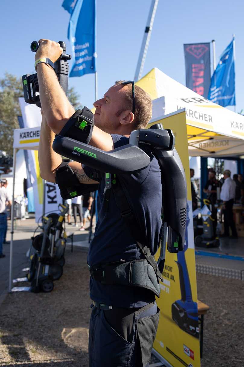 Hilfreiches Exoskelett von Festool auf dem Stand des Kieler Händlers Friedrich Niemann. | Foto: Holstenhallen Neumünster/SixConcept