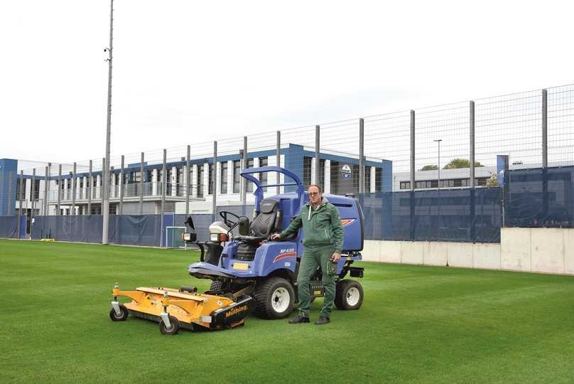 Landschaftsbau-Unternehmer Jürgen Kutscher aus Paderborn ist vom Arbeitsergebnis mit dem MU-Collect überzeugt. | Foto: Müthing