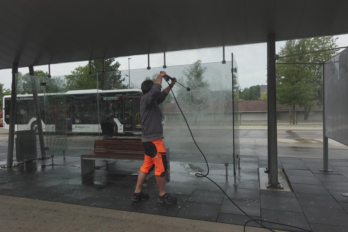 Nach Bedarf werden Reinigungsarbeiten mit Regenwasser und Hochdruckreiniger durchgeführt, wie hier am Zentralen Omnibus-Bahnhof (ZOB) in Pfullendorf. Die senkrechten Glasflächen müssen nicht nachbehandelt werden, wenn kalkfreies weiches Regen- oder Oberflächen-Wasser verwendet wird. | Foto: König