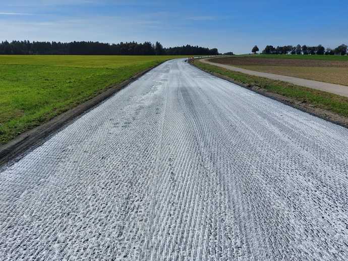 Nach dem Ansprühen mit Bikatech-K Kalkmilch kann die Asphaltfläche sofort wieder befahren werden. | Foto: BiKaTech