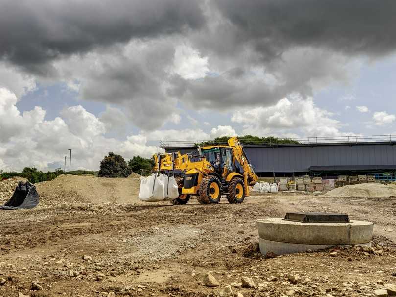 Der integrierter Schnellwechsler ermöglicht den Wechsel von der Schaufel auf eine Palettengabel mit 2.000 Kilogramm Hubkapazität. | Foto: JCB