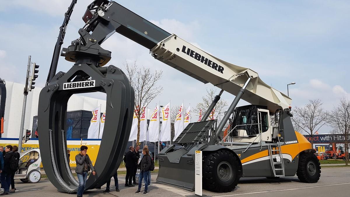 Für den Holzumschlag: Der LRS Log Handler von Liebherr hat eine Hubkapazität von 30 Tonnen. | Foto: BB/B_I