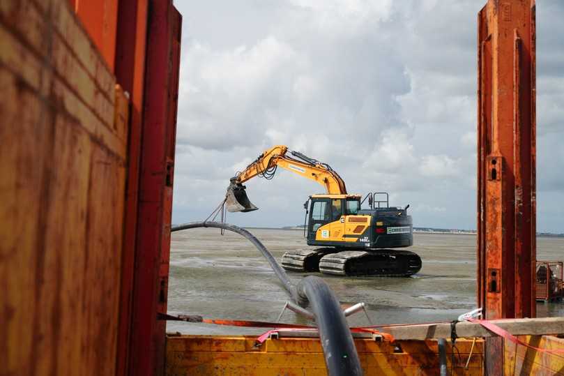 Die Baustelle im Biosphärenreservat Wattenmeer unterliegt höchsten Umweltstandards. Panolin-Befüllung ist für den 14-t-Kettenbagger vorgeschrieben. | Foto: Hyundai