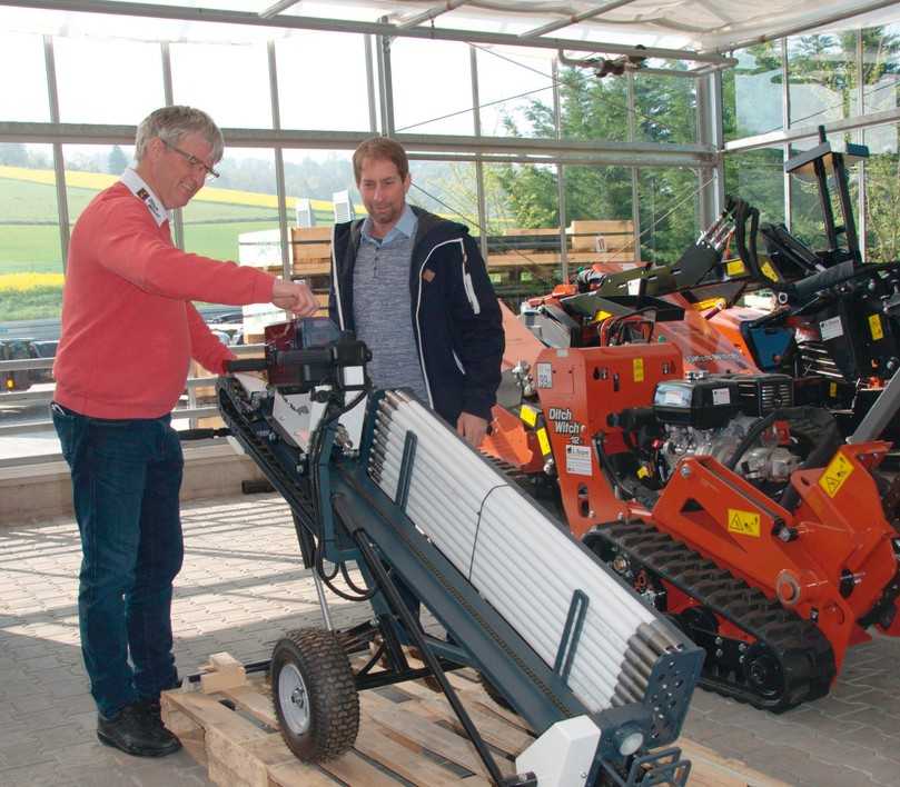 Horst Laubach (l.) erklärt B_I-umweltbau-Chefredakteur Boris Valdix die neue akkubetriebene Horizontalbohranlage Drill-Vole. | Foto: B_I/Valdix