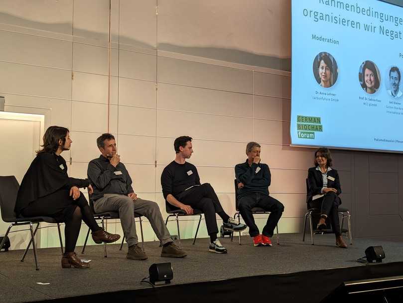 Prof. Dr. Sabine Fuss (MCC gGmbH), rechts im Bild, stellte beim German Biochar Forum 2023 den Zusammenhang her zwischen Klimaschutz und CO2-Entnahmen aus der Atmosphäre. Daneben (von rechts) Hansjörg Lerchenmüller (European Biochar Industry Consortium), Magnus Drewelies (Ceezer Software GmbH), Ueli Steiner (Carbon Standards International AG) und Dr. Anna Lehner (carbonfuture GmbH). | Foto: German Biochar 