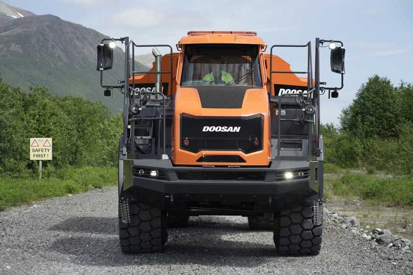 Von vorn ein waschechter Doosan-Knicklenker: Der neue 4x4-Muldenkipper basiert technisch auf Doosans 6x6-Knicklenker DA45-7. | Foto: Doosan