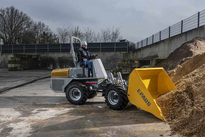 Mit Selbstladefunktion: Senkmuldenkipper SMK 9036 von Paus ist speziell für räumlich beschränkte Baustellen entwickelt worden. | Foto: Rolf Nachbar Fotografie