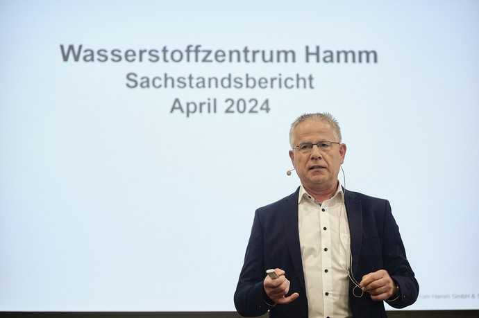 „Wir möchten bis zum Jahr 2030 Elektrolysekapazitäten von 10 GW am Standort in Hamm schaffen“, beschrieb Reinhard Bartsch von der Wasserstoffzentrum Hamm GmbH ein ehrgeiziges Ziel des Unternehmens. | Foto: rbv