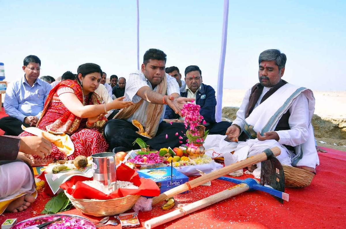Die Festliche Zeremonie (Pooja) zur Grundsteinlegung in Bhuj, 2010. | Foto: BKT