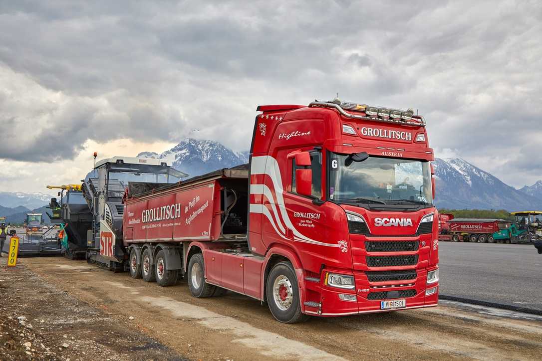 Fliegl ASW Thermo Abschiebewagen optimiert Asphaltierung am Nikola-Tesla-Flughafen Belgrad Fliegl ASW Thermo Abschiebewagen optimiert Asphaltierung am Nikola-Tesla-Flughafen Belgrad