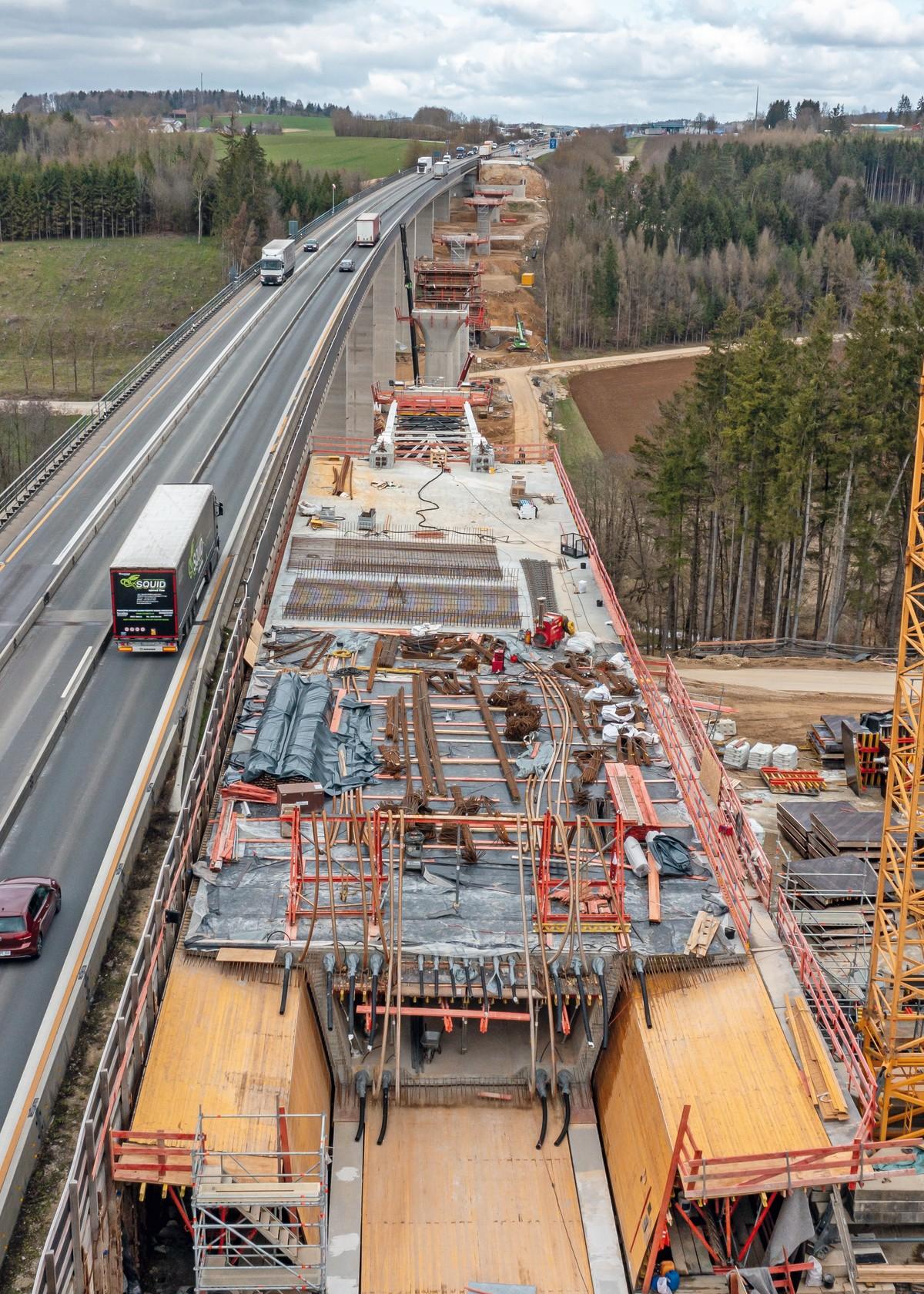 Während der neue Überbau im Taktschiebeverfahren in wöchentlichen 30-m-Schritten nach Norden wandert, wird der Autobahnverkehr über die parallel verlaufende Bestandsbrücke geführt. | Foto: PERI Deutschland