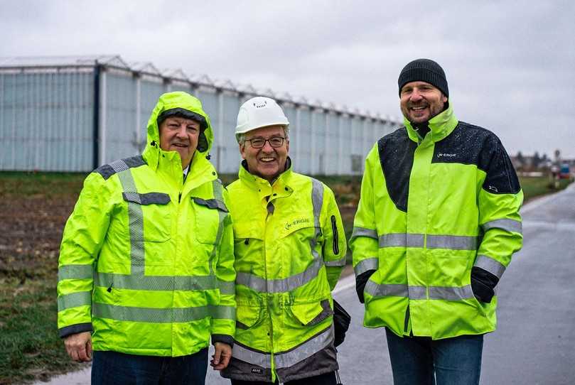 Mit dem Bauverlauf zufrieden zeigten sich (v.r.) Thomas Gamstätter, Leiter Baumanagement 2, Projektingenieur Gerhard Zenkel, beide N- Ergie Netz GmbH, und Langguth-Geschäftsführer Jochen Bärreis. | Foto: Ernst und Ludwig Langguth