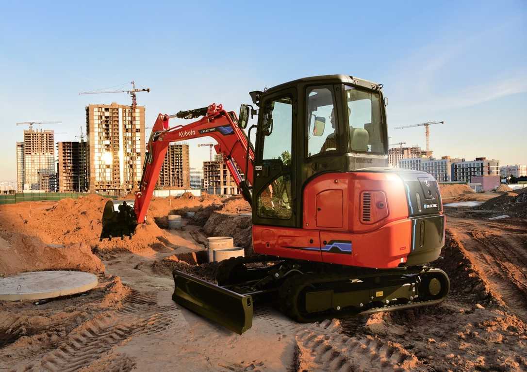 Kubota mit Prototyp von Elektrobagger auf Bauma