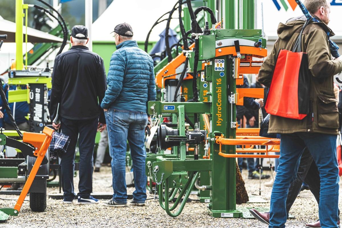 Auf Entdeckertour: Das Messegelände in Offenburg bietet während der Forst live genug Platz zur Präsentation neuer Maschinen und Geräte. | Foto: Messe Offenburg-Ortenau