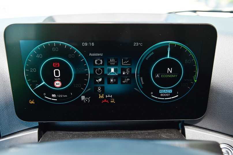 Das individuell einstellbare Fahrerinformationsdisplay zeigt auch den aktivierten Nebenabtrieb für den Aufbau an. | Foto: Mercedes-Benz Trucks, Meiller, Quatex