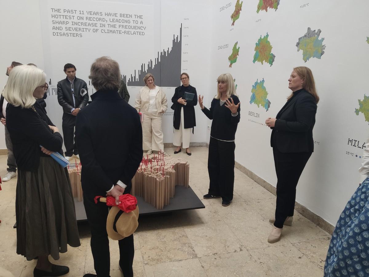Kuratorin Nicola Borgmann zeigte beim Pre-Opening der Architekturbiennale die verschiedenen Erlebnisräume des Deutschen Pavillons. | Foto: Zinco