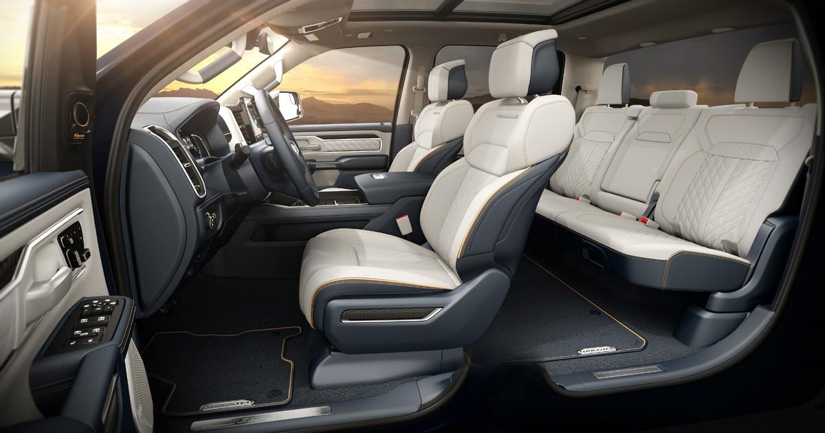 Komfortabler, freundlich gestalteter Innenraum mit großen, gut ausgeformten Leder-Gestühl erwartet die Passagiere im Elektro-RAM 1500 REV. | Foto: RAM Truck