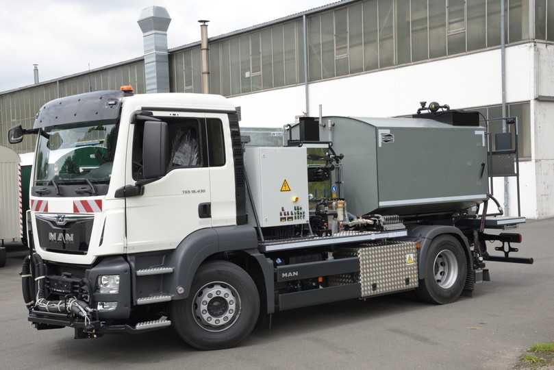 LKW-Aufbau HK-1000-PH mit 6.000 l Bindemittel für den Schichtenverbund, 2.000 l Brauchwasser zum Versorgen der Asphaltwalzen, sowie einen Bitumen-Rührwerkskocher (500 l) für die Versiegelung von Längsnaht und hohem Rand. | Foto: Weisig