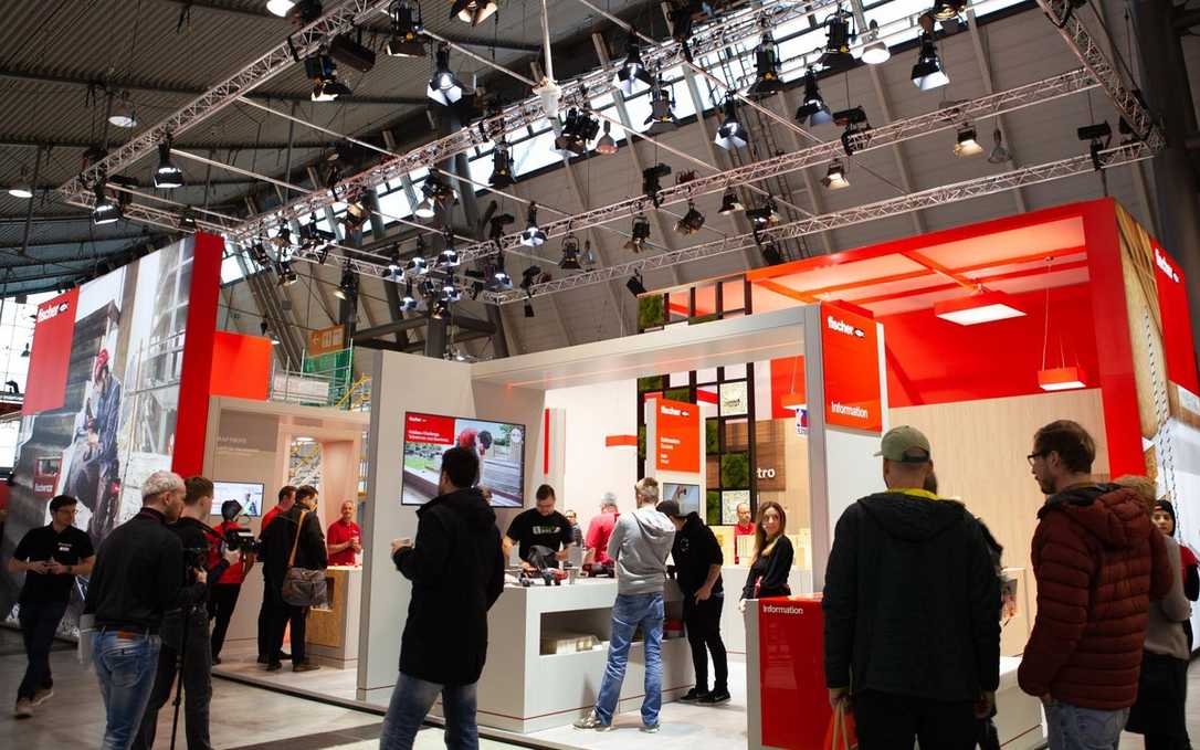 BAU 2023: Fischer zeigt den Baubot und neue Befestigungslösungen