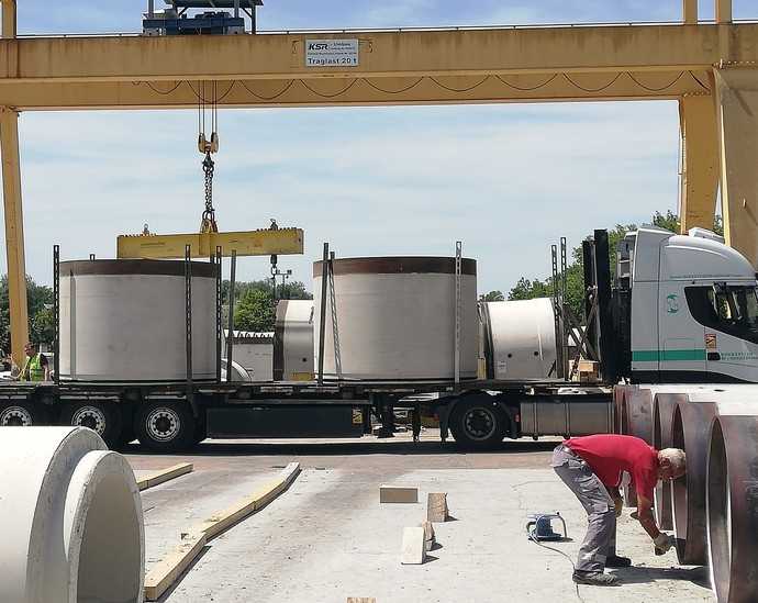 Logistische Meisterleistung: Der Transport der Berding Beton-Vortriebsrohre mit einem Einzelgewicht von 11 Tonnen erfolgte stehend „Eye to the sky“ zu der mitten in Paris gelegenen Baustelle. | Foto: Berding Beton