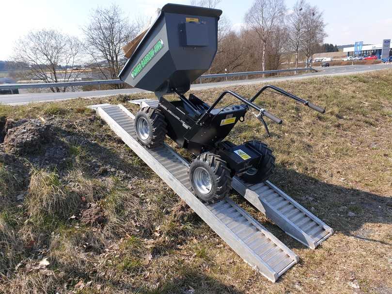 PowerBarrow 4 WD kann auf der Rampe anhalten, stehen bleiben und gegen den Berg auskippen. | Foto: Weber Baumaschinen und Fahrzeuge GmbH