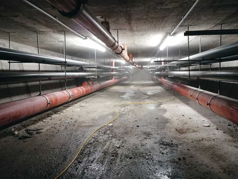 Stadtbahnbrücke in Freiburg: Zum zweiten Bauabschnitt gehört die Betonsanierung im Inneren der Hohlkästen. | Foto: Tobias Pfleghar, Feldberg