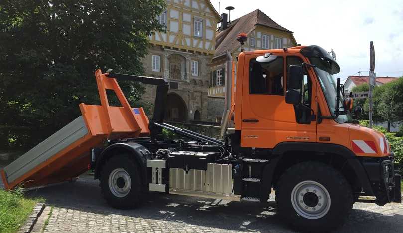 Der Unimog U 218 mit dem Abrollsystem HEN | Foto: Daimler Truck AG