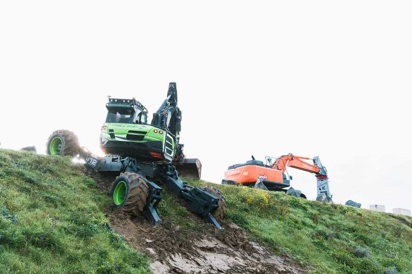 Ein Schreitbagger Kaiser S12 klettert bei den Praxistagen an einem Abhang. Die Baumaschine wurde von der Firma Makineo mit Maschinensteuerung von Leica Geosystems ausgestattet. | Foto: Coreum