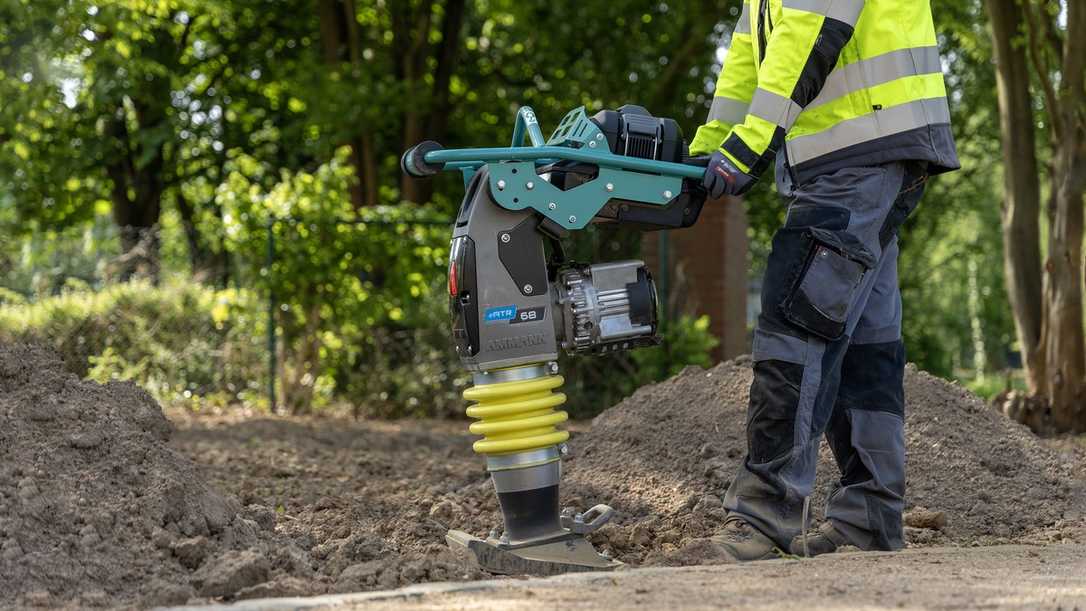 Ammann Akku-Stampfer eATR 68, Rüttelplatte eAPF und Tandemwalze eARX 26-2