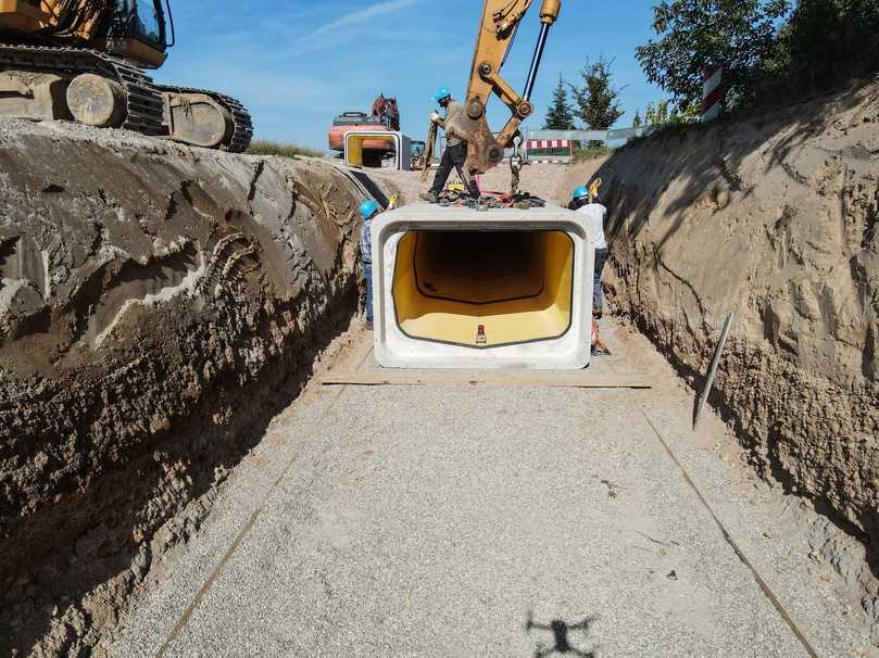 Die geringere Bauhöhe gegenüber einem runden Rohr mit vergleichbarem Stauvolumen war bei der geringen Tiefenlage des neuen Kanals eines der Argumente für die Perfect Box. | Foto: Beton Müller