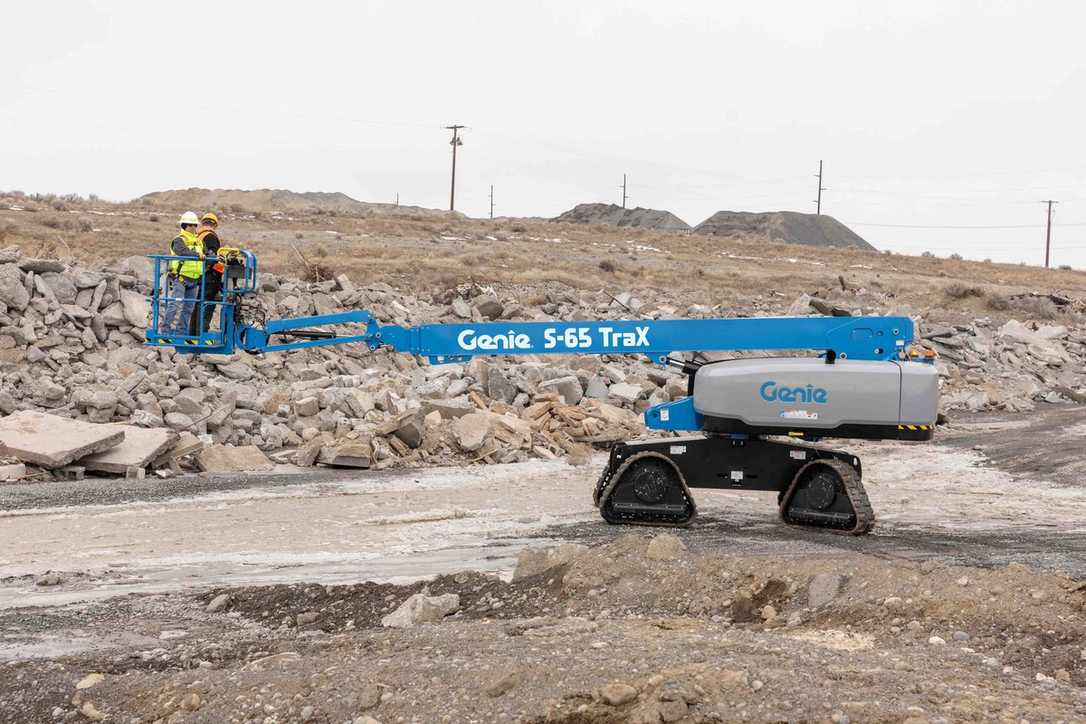 Genie S-65 Trax Teleskoparbeitsbühne mit neuem Kettenlaufwerk und Absturzsicherung