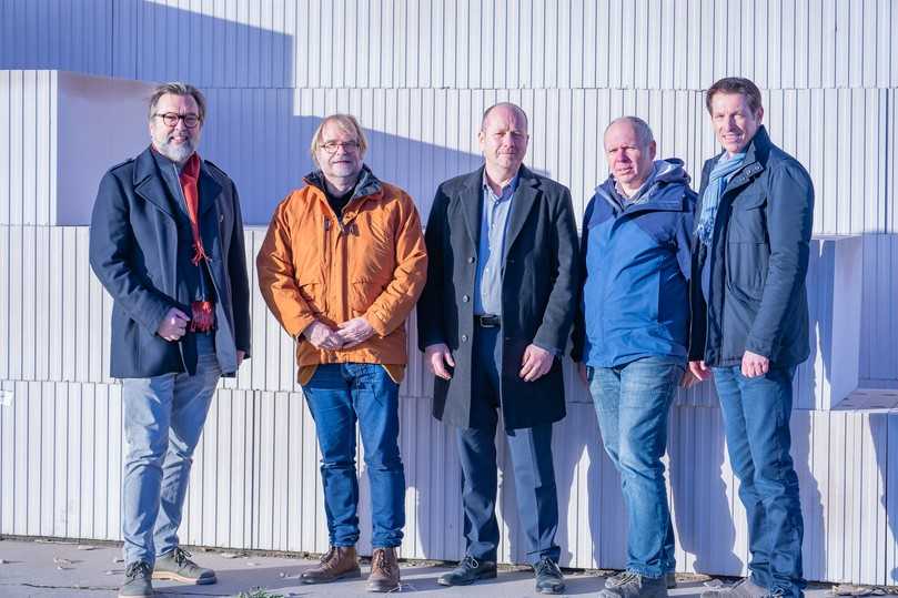 Fachlicher Austausch über das Forschungsprojekt in Eixleben (v.l.): Stefan Kimm-Friedenberg, Dr. Holger Becker (Mitglied des Bundestages, SPD), Dr. Marko Häckel (AiF e.V.), Harald Kalbfuß (Mitarbeiter von MdB Dr. Becker), Roland Meißer (Geschäftsführer der Forschungsvereinigung Kalk-Sand e.V.) | Foto: Kevin Blivier, Kimm GmbH & Co. KG