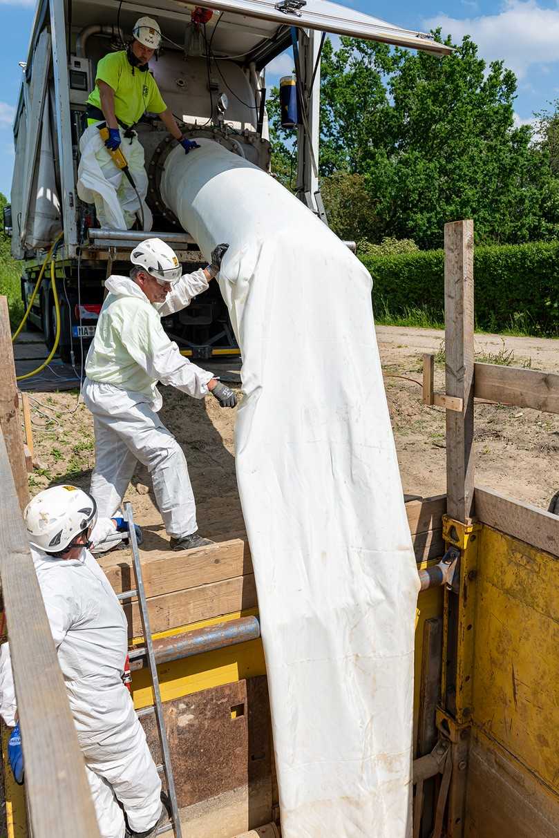 Aus der Inversionstrommel heraus wird der BlueLiner in die Startgrube geführt… | Foto: D&S Rohrsanierung